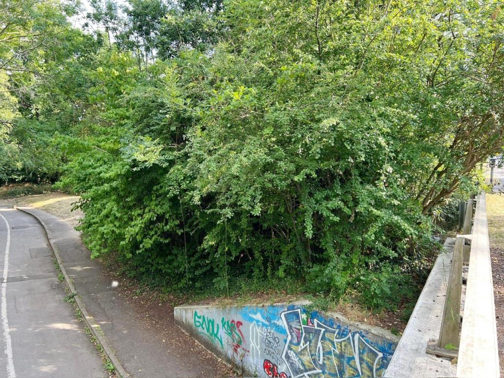 Lot: 51 - TWO PARCELS OF FREEHOLD LAND - The two parcels of Land at Fayegate in Reading